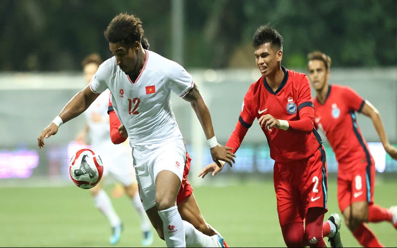 Nguyễn Xuân Son tỏa sáng với 1 pha ngả bàn đèn nhưng bóng vào sà ngang