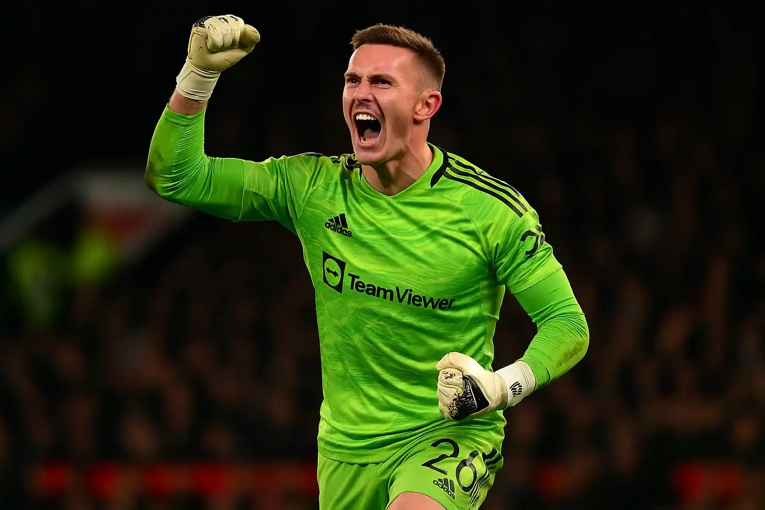 Dean Henderson ăn mừng sau pha cứu thua đỉnh cao