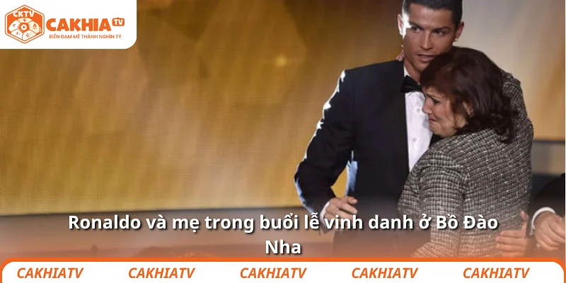 Ronaldo và mẹ trong buổi lễ vinh danh ở Bồ Đào Nha